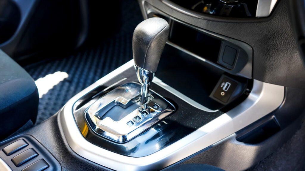 “베테랑 택시기사도 다 틀린다”…신호 대기 중 ‘이 행동’, 차 ‘박살’ 내는 지름길? 2 잘못된 운전 습관