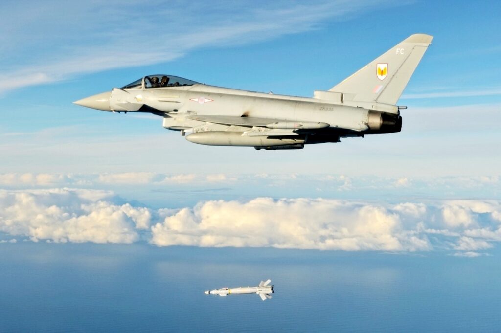 문 닫을 뻔했던 'KF-21 라이벌', "긴급 심폐 소생 들어가나?" …15조 초대박 이유가 대체 2 유로파이터 타이푼