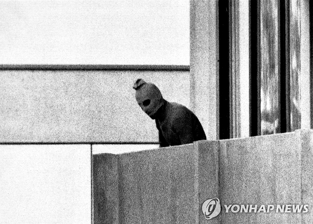 월드컵 앞두고 "53년 전 악몽 떠올라" …옥상 위 저격수에 '아찔', 이번엔 또 무슨 일이? 4 월드컵
