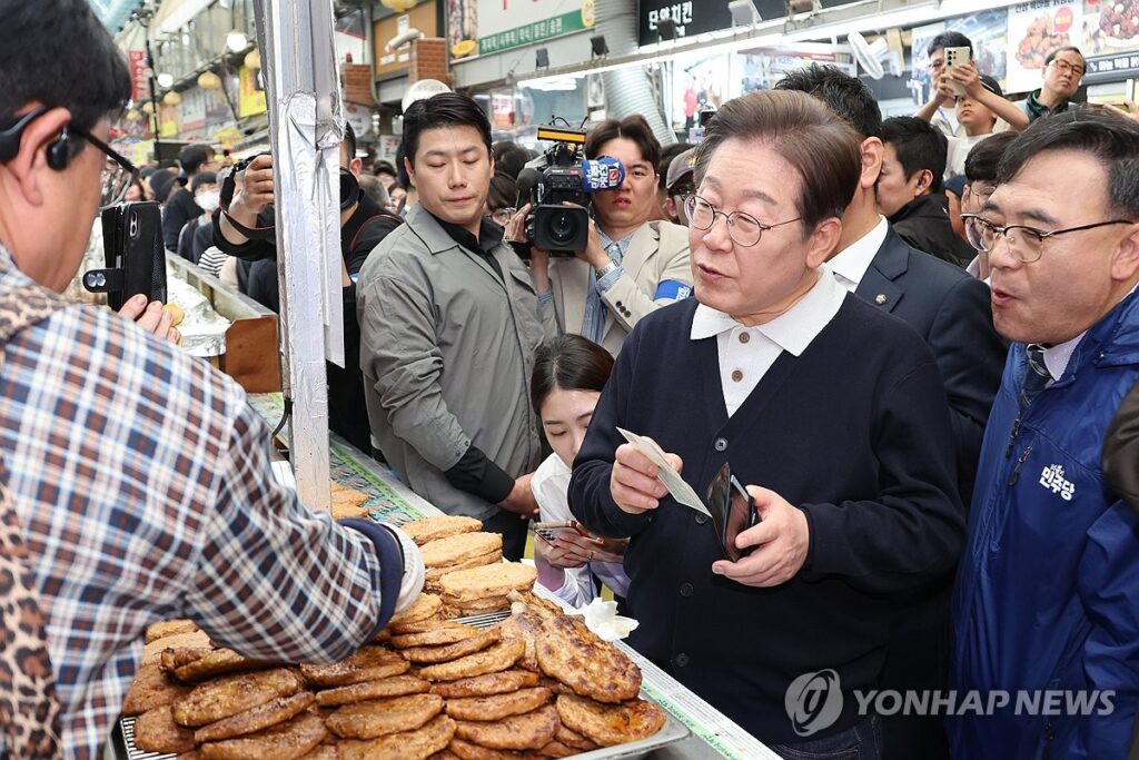 "드디어 3차 소비쿠폰?", "15만원씩 '24번' 더 준다"…李 대통령 '파격 결단'에 '활짝' 2 농촌 기본소득 시행