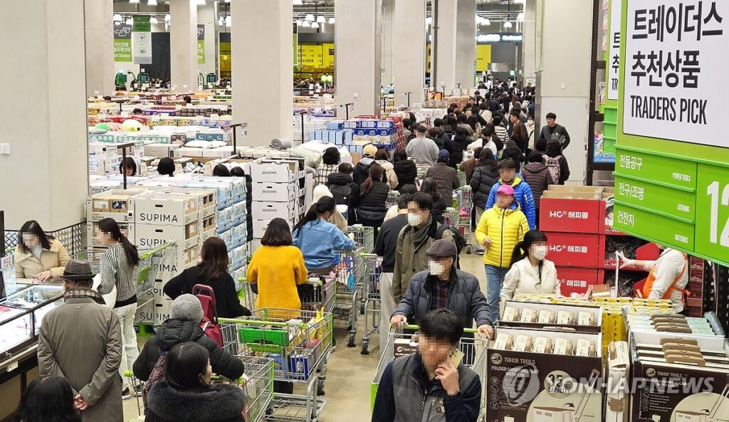 주부들 "이건 지금 사야돼" 난리…'반값' 쏟아지자 "장바구니 터질 듯" 2 대형마트 초대형 할인