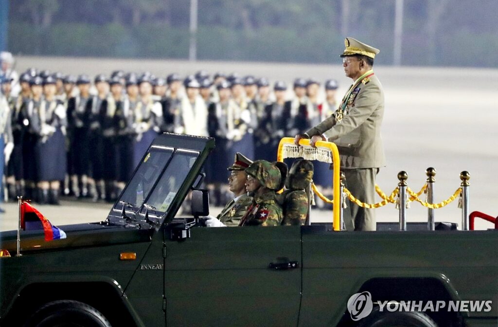 선 넘는 만행에 "끝내 최악 사태 발생" …자국민 머리 위의 '이것'에 국제 사회마저 '초비상' 4 미얀마 폭격