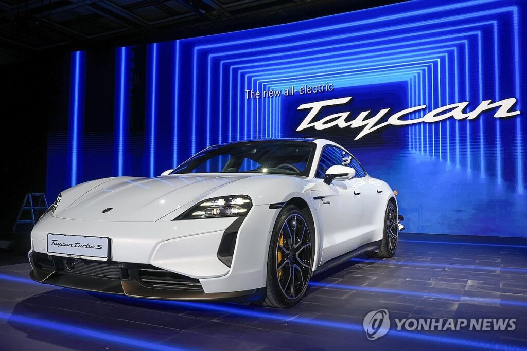 중국 소비자 "이걸 왜 사?" 혹평인데…유독 한국에서만 "없어서 못 판다", 무슨 車길래? 2 포르쉐 판매량 급감