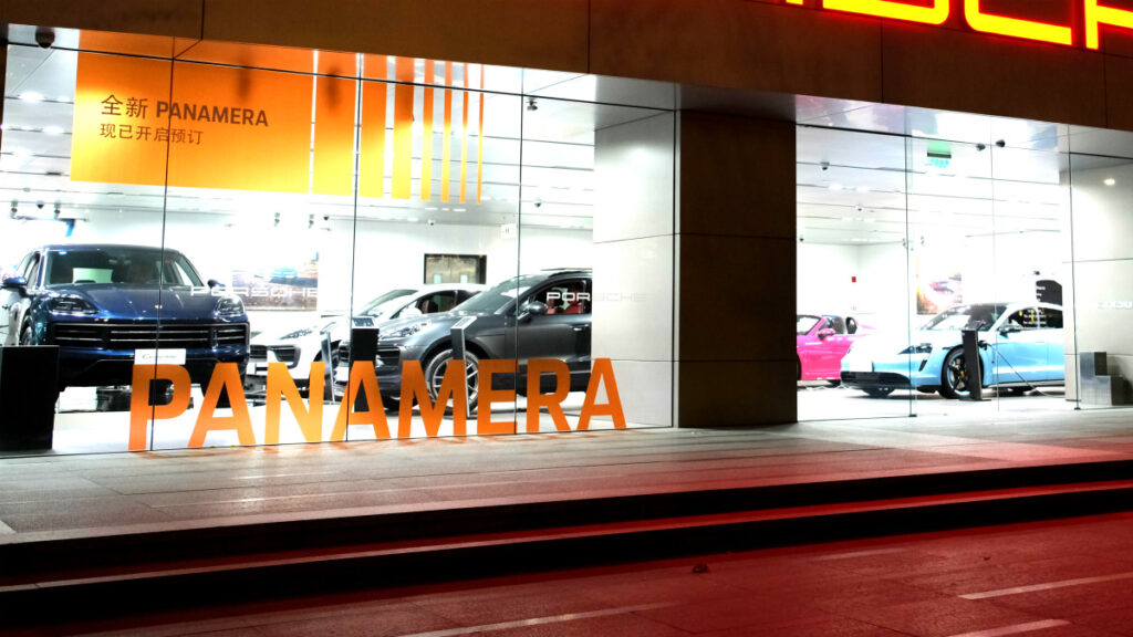 중국 소비자 "이걸 왜 사?" 혹평인데…유독 한국에서만 "없어서 못 판다", 무슨 車길래? 1 포르쉐 판매량 급감