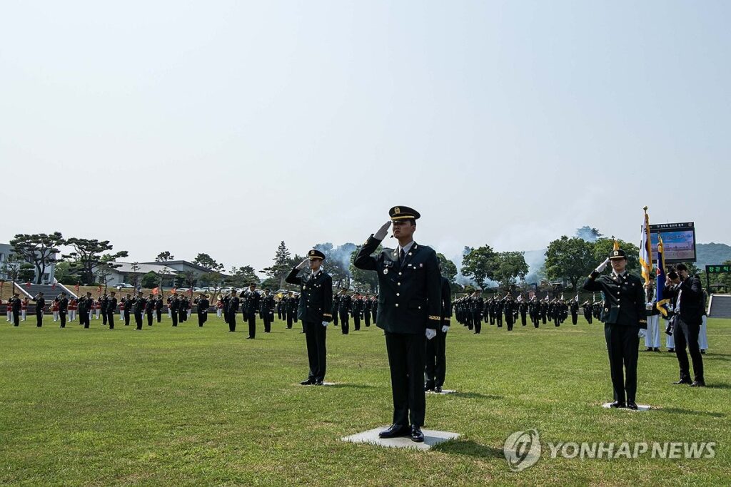 "언 발에 오줌 누는 정책은 그만" …'95% → 42% 폭락 사태' 초비상, 대체 육군만 어째서? 4 육군 부사관