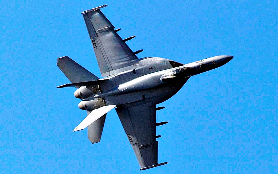 "천억짜리 전투기에 무슨 짓을?" …영화 속 명품 전투기가 '설마', 아찔한 상황에 '황당한 의혹' 3 전투기 추락