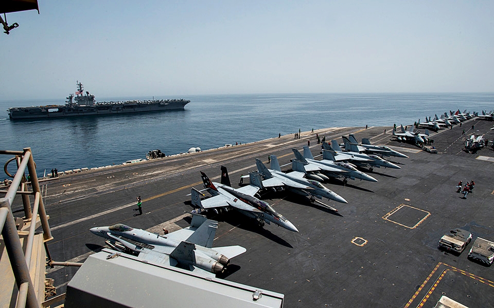 "천억짜리 전투기에 무슨 짓을?" …영화 속 명품 전투기가 '설마', 아찔한 상황에 '황당한 의혹' 4 전투기 추락