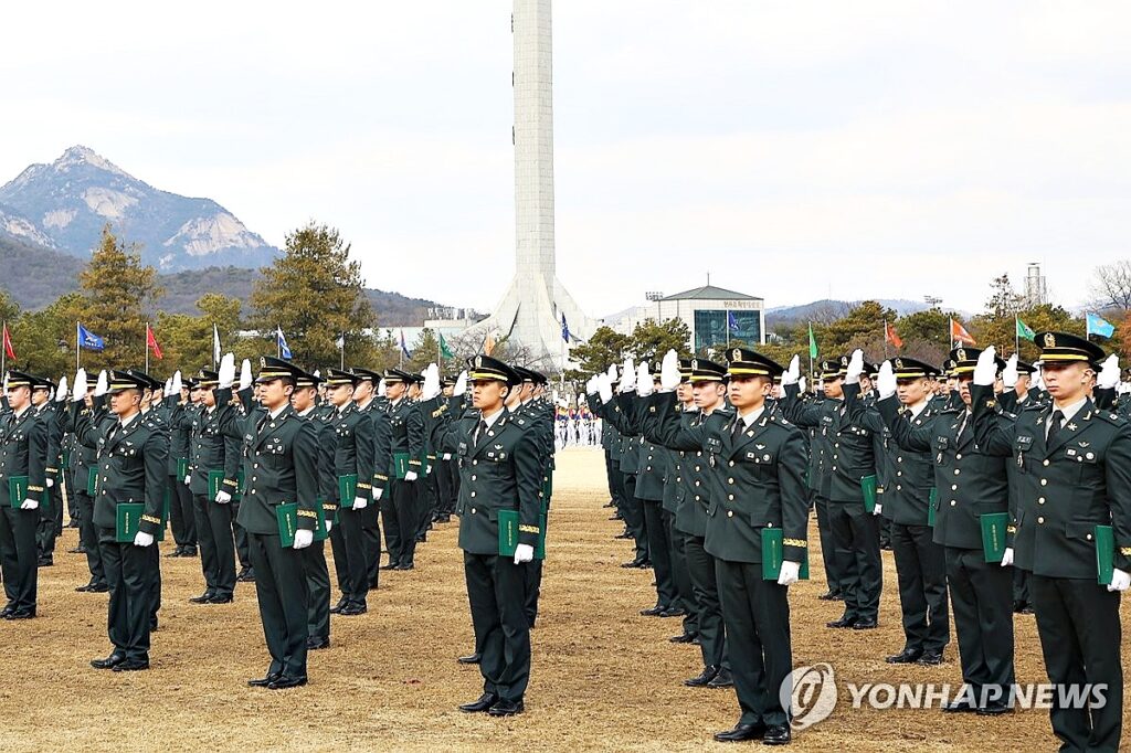 "군 내 최고 엘리트가 어쩌다가" …등 돌린 민심에 '초비상', 이대로면 한국이 휘청인다? 3 간부 전역