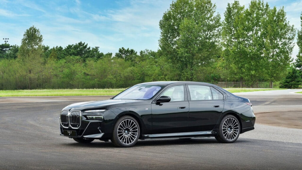 "BMW 한국 사랑 미쳤다"…오직 韓 고객 위해 만든 '이 車', 공개되자 '입이 떡' 2 BMW 740i xDrive M 스포츠 스페셜 에디션 출처 : 오토버프(https://www.autobuff.co.kr)