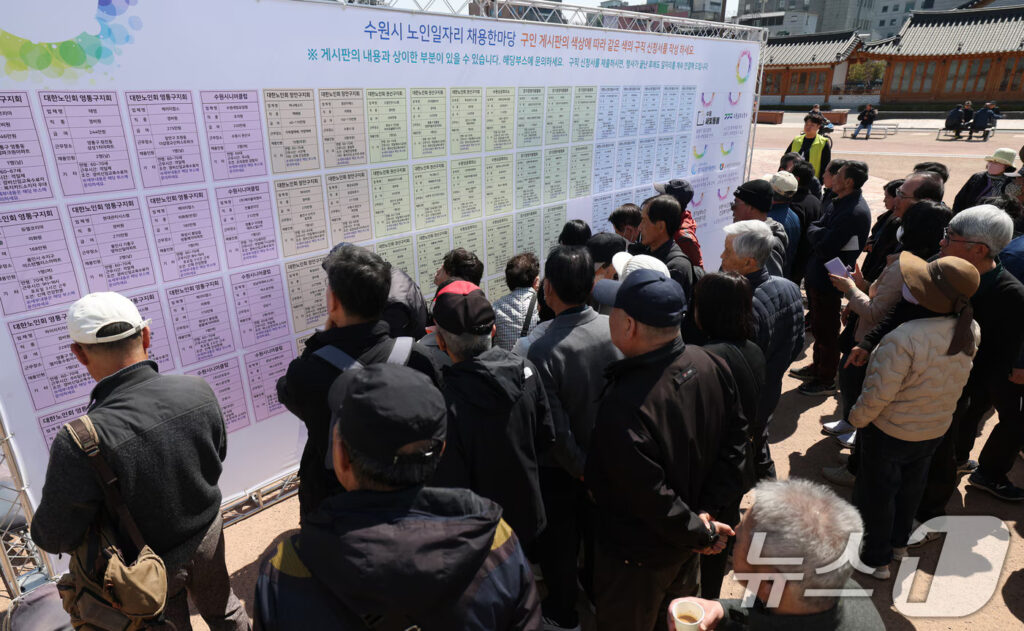 "아낌없이 뿌린 보람 있네"…소비쿠폰 '놀라운 효과' 뜨자, 60세 이상 '웃음꽃' 3 소비쿠폰 효과
