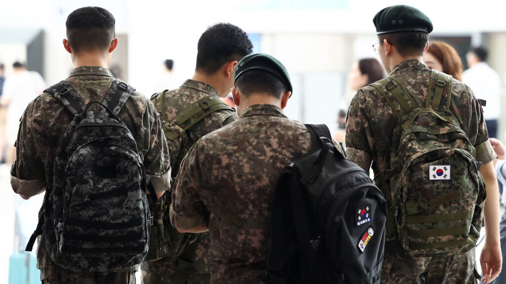 "요즘 누가 군의관 해요" 의대생들 돌변에… '시한폭탄' 켜진 한국 '초비상' 2 군의관