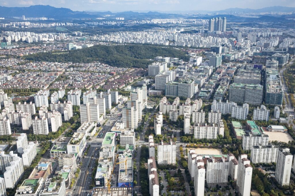 "집값 오를 일만 남았다더니" 날벼락 맞았는데… 조용히 미소 짓는 '이곳', 어디길래 5 부동산 규제