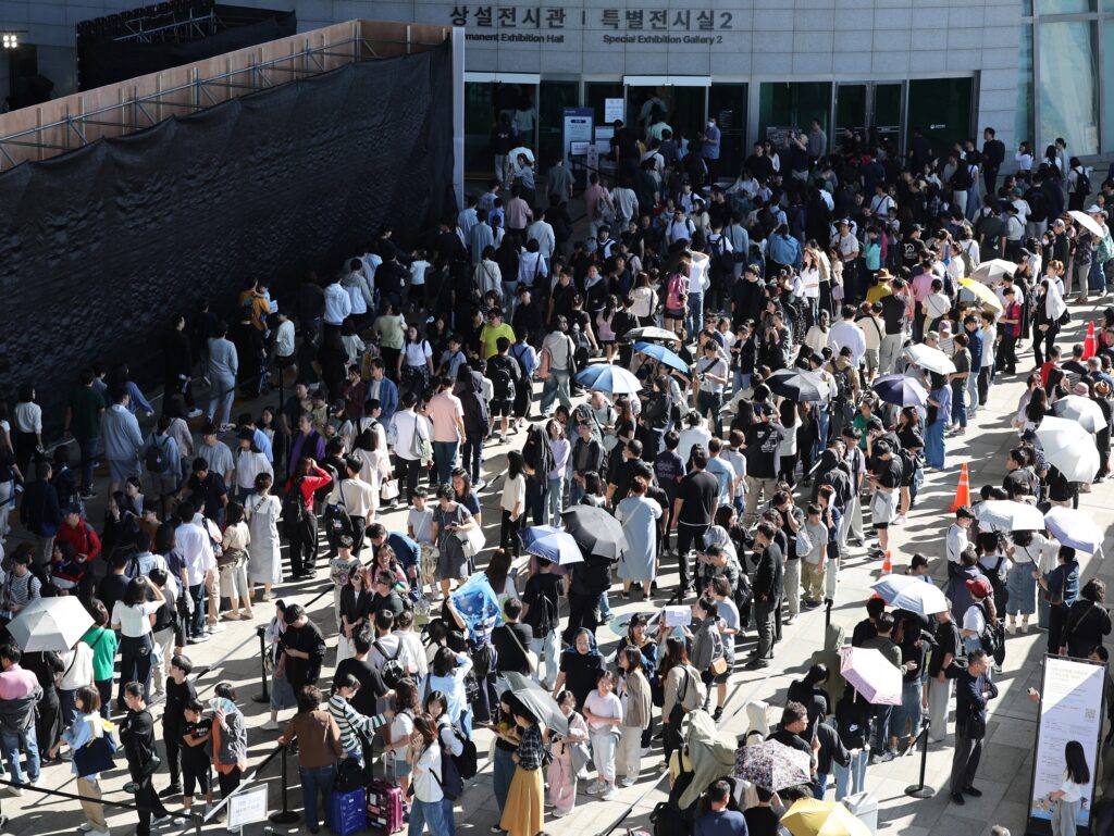 "한국 '황금 보물' 다 모였다"…'공짜'로 풀더니, 80년 만에 "역대급 구름 인파" 2 국립중앙박물관 관광객