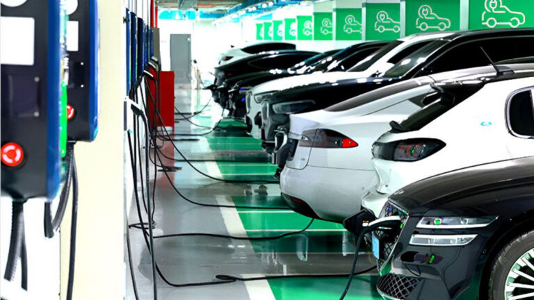 충전중인 전기차들