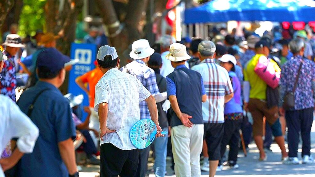 "10명 중 5명 포기했다"...요즘 5060세대 '빨간불' 켜진 이유 1 계층 이동