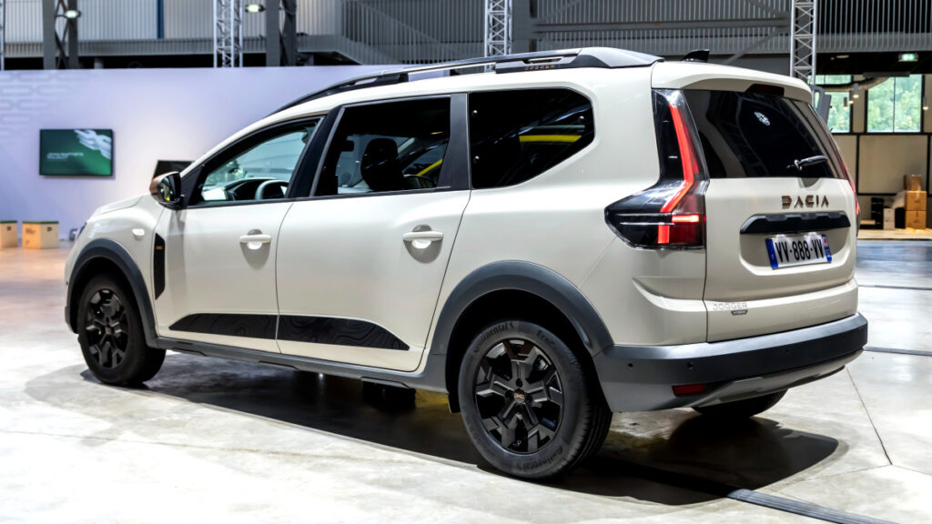 그랑 콜레오스 잘 나가더니 "카니발까지 잡는다?"...르노가 내놓은 이 車, 가성비가 '무려' 4 다치아 조거 하이브리드 출시