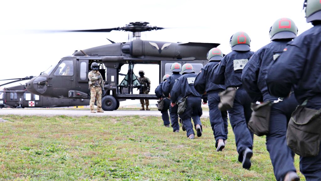"머리 위 날아든 실탄 30발에 아연실색" …훈련 도중 부상까지, 경찰 출동이 불러온 '나비효과' 5 독일군