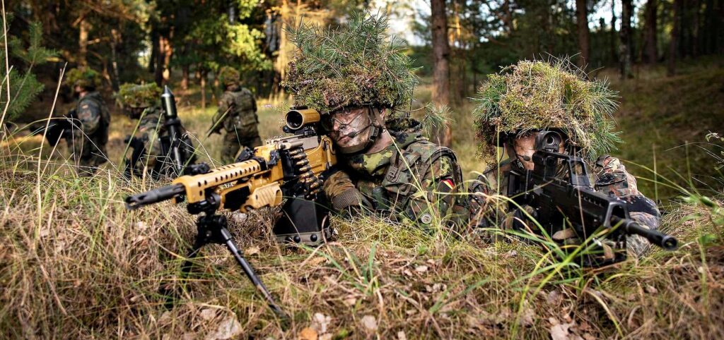 "머리 위 날아든 실탄 30발에 아연실색" …훈련 도중 부상까지, 경찰 출동이 불러온 '나비효과' 4 독일군