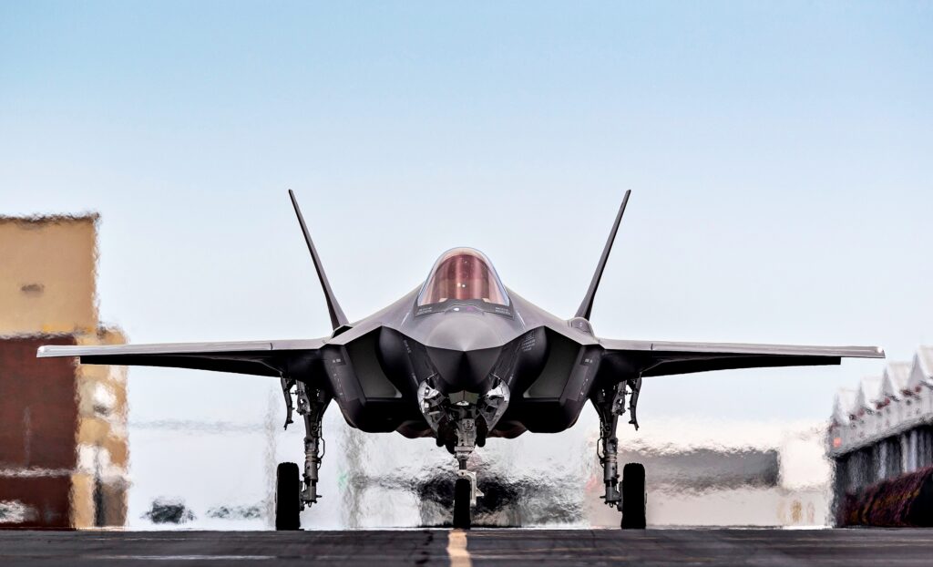 "중국에 기술 넘어간다고 경고 나왔는데" …똥고집 부리는 트럼프, 이러다가 '최신 전투기'마저? 5 F-35