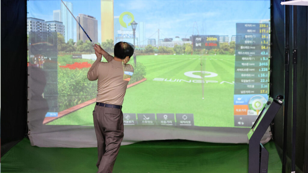 "한국 아빠들 골방 취미인데"...중국 정부까지 '러브콜' 쇄도? '20조 떼돈' 기회 터졌다 2 골프존 중국 인기