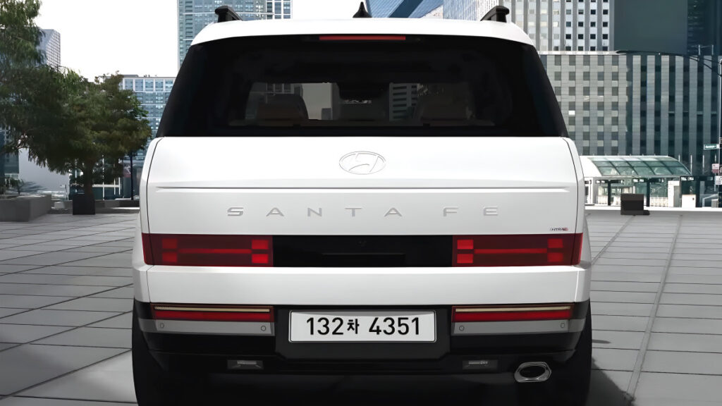 "현대차가 작정하고 만들었다"…기름 냄새만 맡아도 '900km' 달리는 SUV 등장? '이럴 수가' 4 현대차 싼타페 EREV