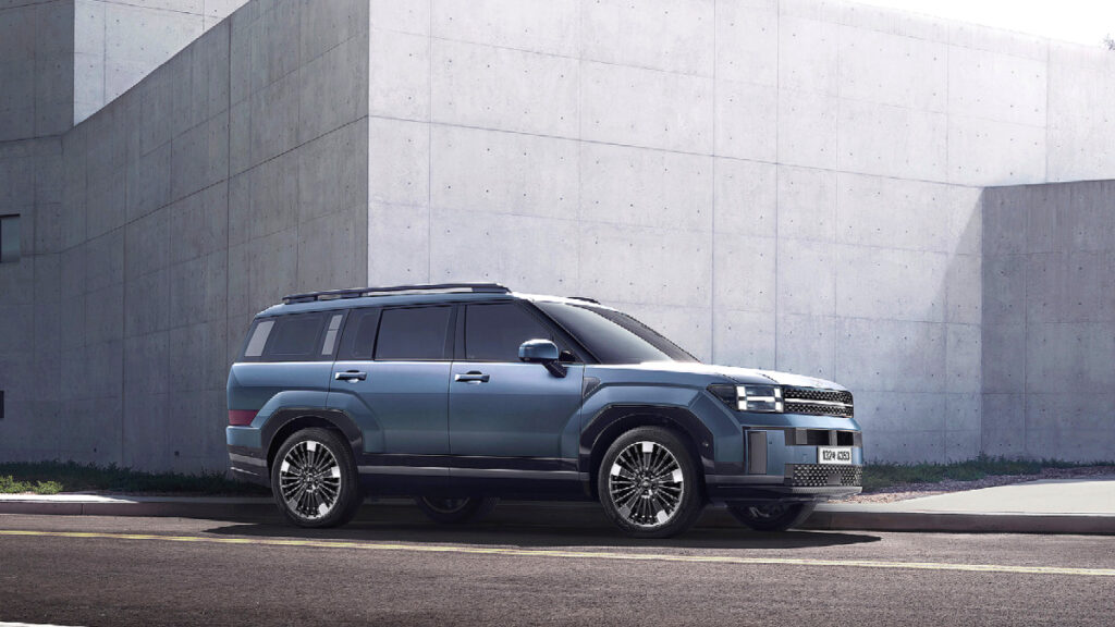 "현대차가 작정하고 만들었다"…기름 냄새만 맡아도 '900km' 달리는 SUV 등장? '이럴 수가' 5 현대차 싼타페 EREV