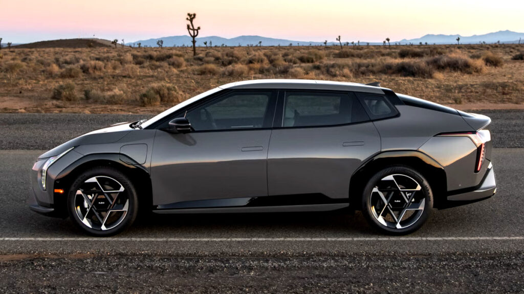 "한국차가 BMW 제쳤다고?"…5년 연속 "최고" 반열 오른 이 車, "이 정도일 줄은" 3 기아 EV4 유럽 후보