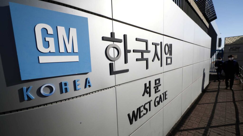 한국 철수설 돌더니 "결국 이런 일까지"...예상 못 한 '초위기 상황' 닥쳤다 2 한국GM 판매량 급감