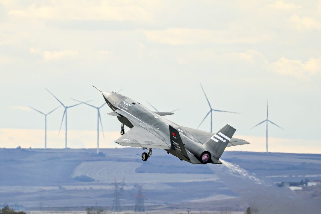 "미국도, 중국도 아니었다" …영화 같은 일이 현실로, 세계 최초 기록한 신개념 전투기 정체가? 3 크즐엘마