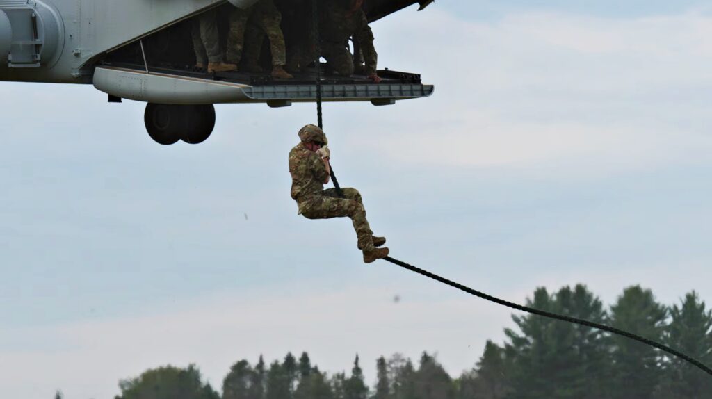 "미국의 심장부가 뚫렸다" …역사상 '최악의 사태', CIA가 직접 키운 부대인데 '이럴 수가' 3 주방위군