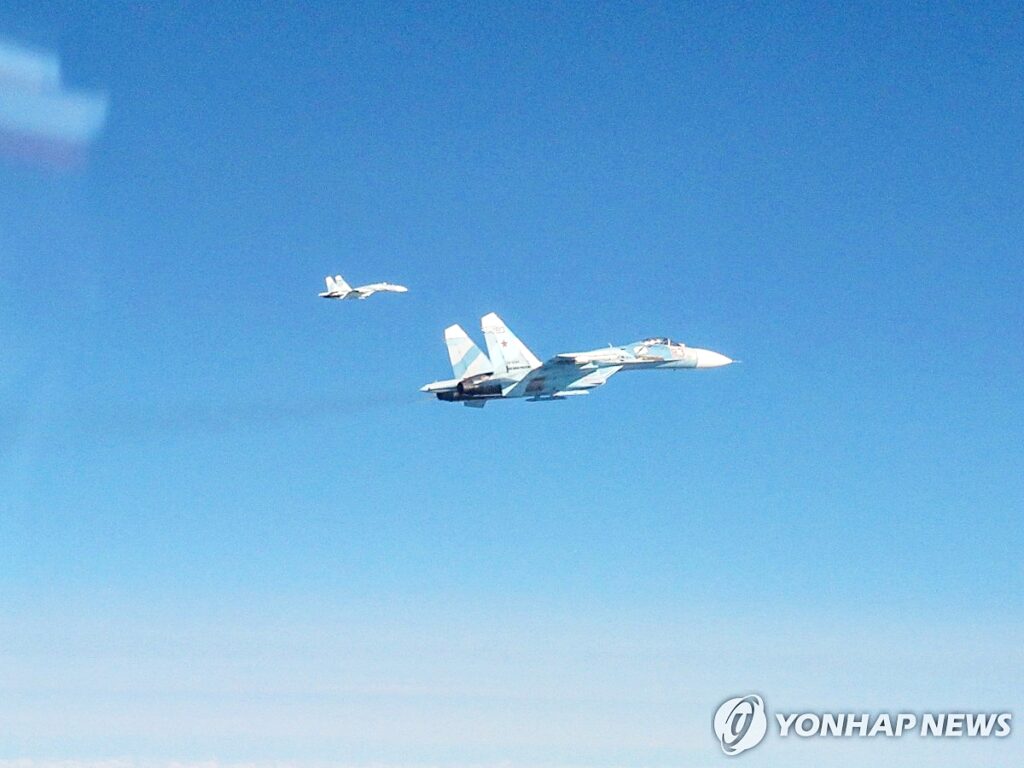 "우려했던 '최악의 사태' 현실화" …위성으로 포착된 은밀한 북한군 움직임, 이게 사실이라면 2 북한 전투기