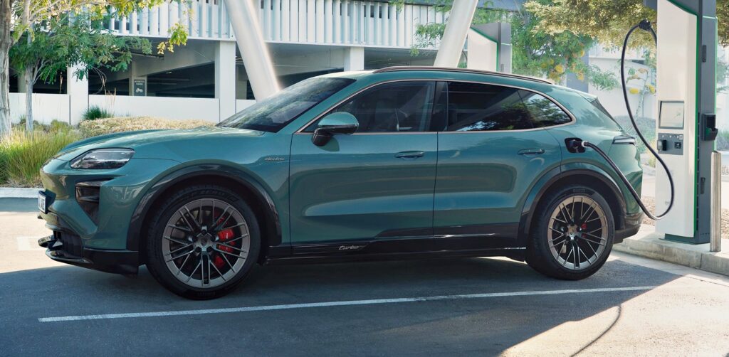 "남자들 마음에 제대로 불 지폈다"…1,100마력 이상의 퍼포먼스, 포르쉐 작정한 '이 차' 정체가? 2 카이엔 일렉트릭