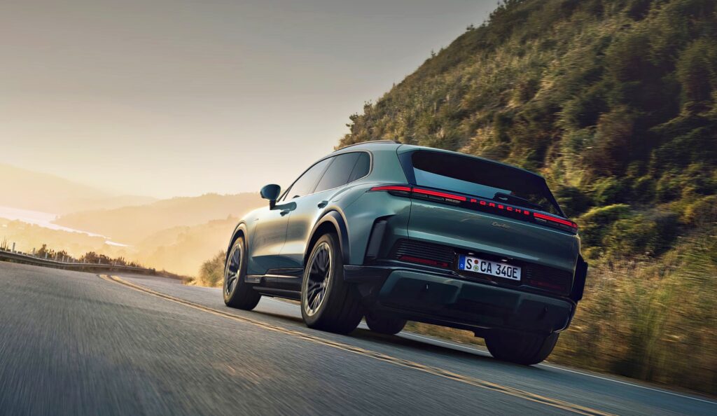 "남자들 마음에 제대로 불 지폈다"…1,100마력 이상의 퍼포먼스, 포르쉐 작정한 '이 차' 정체가? 4 카이엔 일렉트릭