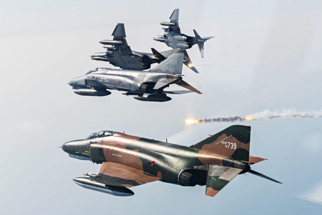 "괜히 노인 학대라 불리는 게 아냐" …조종사도 추락할까 '조마조마', 韓 공군도 사용하던 '이 전투기' 4 F-4