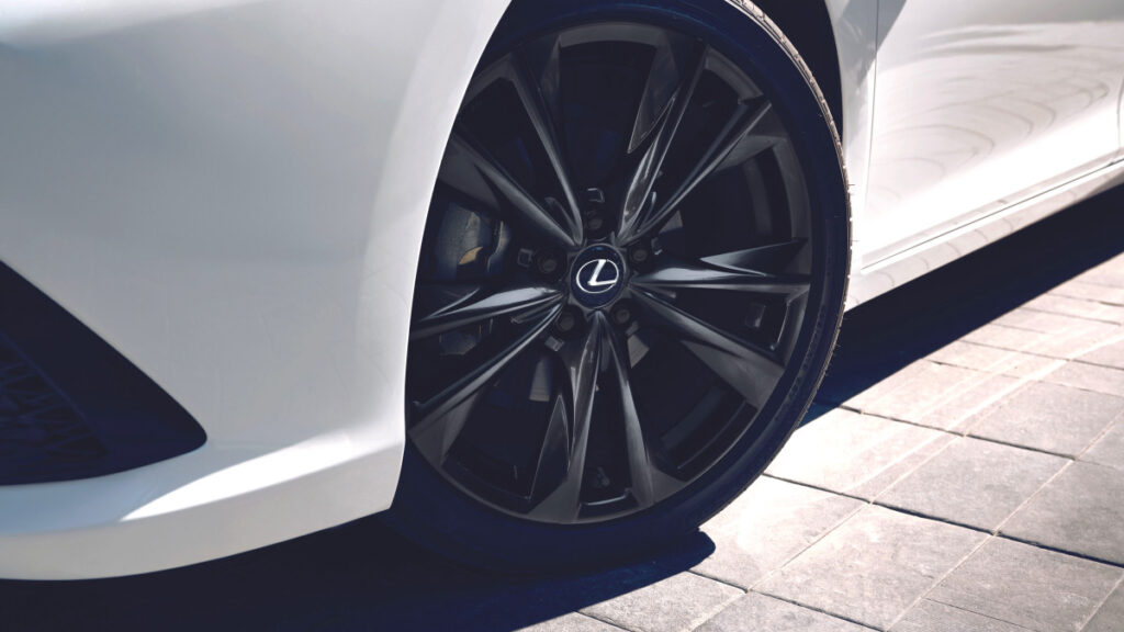 "20만 km에도 잔고장 없어"…그랜저 대신 선택한 '준대형 세단', 5060 "사길 잘했네" 3 ES300h 중고 인기