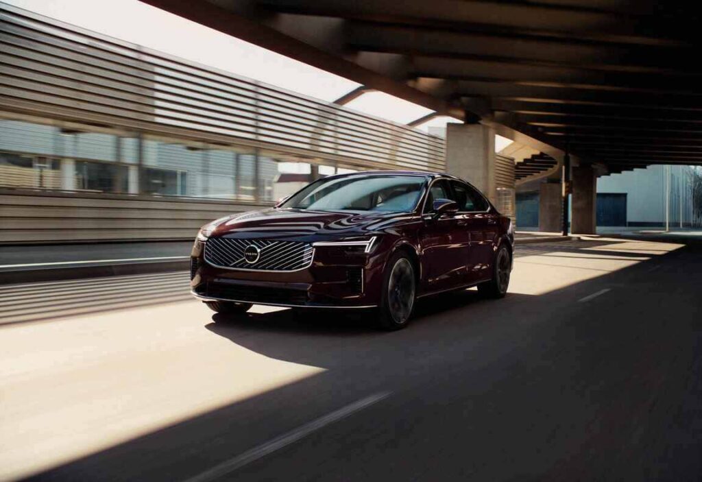 "제네시스 타던 아빠들 '돌변'"...입소문 나더니 결국 초대박 난 대형 세단 2 볼보 S90 판매 급증