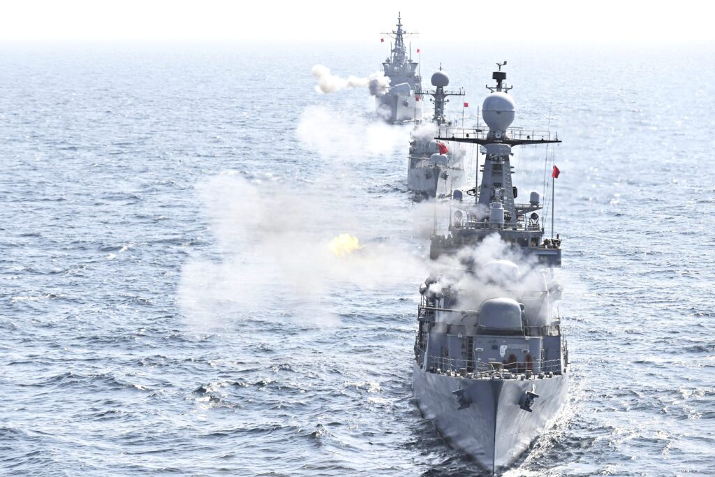 "동해 바다 출현한 군함에 '화들짝'" …북한이 조용한 이유 있었네, 불 뿜은 최정예의 정체가? 2 기동함대