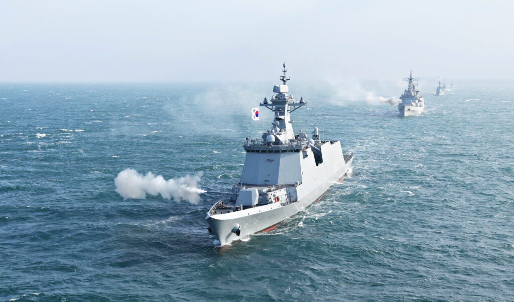 "동해 바다 출현한 군함에 '화들짝'" …북한이 조용한 이유 있었네, 불 뿜은 최정예의 정체가? 4 기동함대