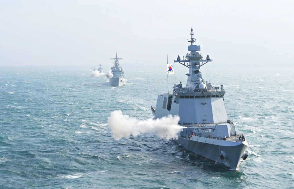 "동해 바다 출현한 군함에 '화들짝'" …북한이 조용한 이유 있었네, 불 뿜은 최정예의 정체가? 5 기동함대