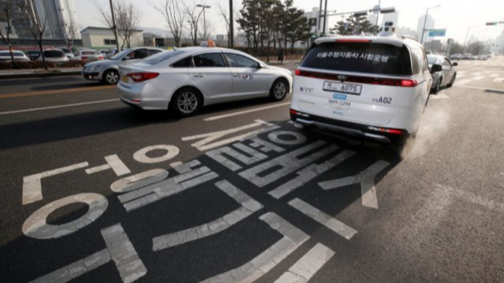 승객을 태우고 운행하고 있는 자율주행차