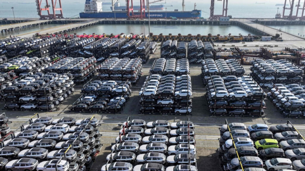 출을 기다리는 중국 차량들