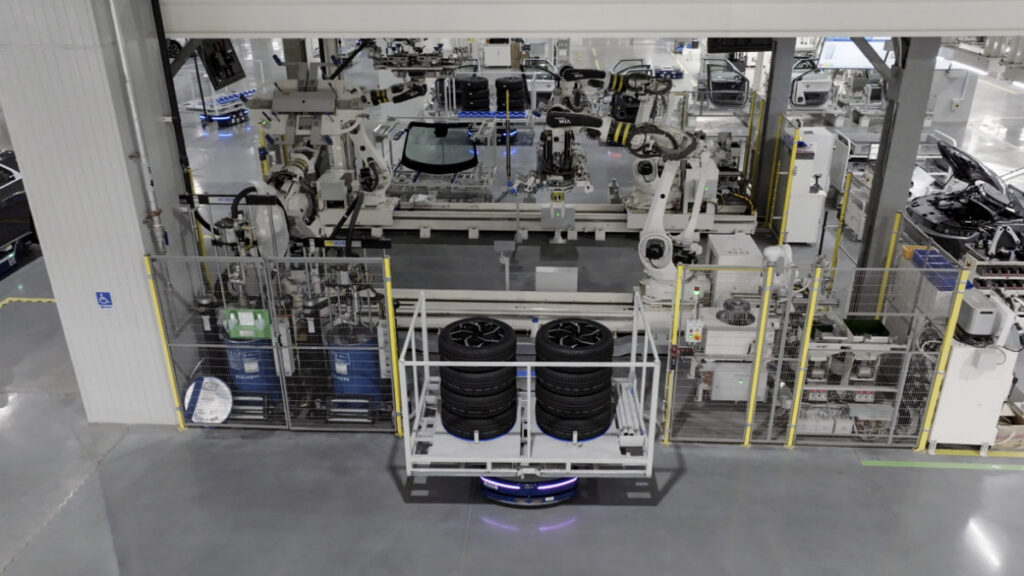 "현대차, 계획이 다 있었네"...'젠슨 황' 다녀가더니 "깜짝", 테슬라까지 '초비상' 걸린 이유 4 AI기술을 통해 세트 박스 랙에 적재된 부품을 최적화된 경로에 따라 생산 셀로 이송하는 AMR