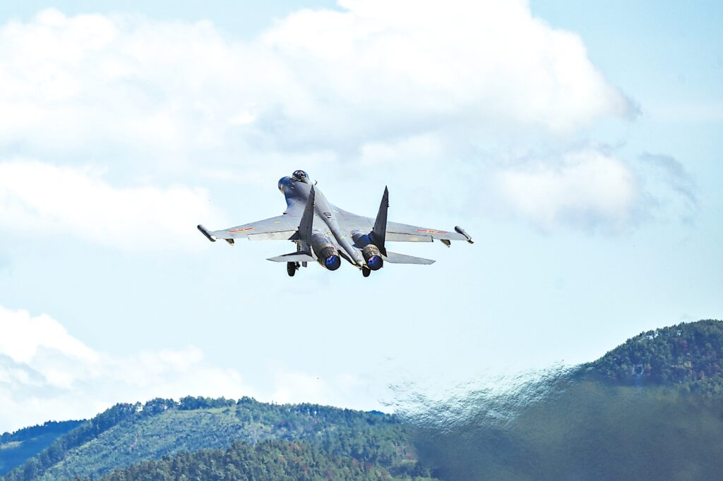"미사일 장착하고 어디서 날아 왔나?" …'아찔한 상황'에 국제 사회 '초긴장', 중국군 주장 들어보니 5 중국 군용기