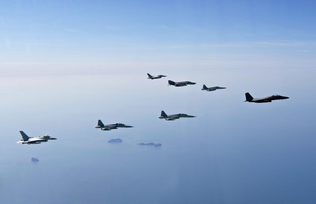 "국제관례마저 무시한 행동에 '아찔'" …긴급 출격한 공군 전투기에 '초긴장', 대체 무슨 일이? 2 KADIZ