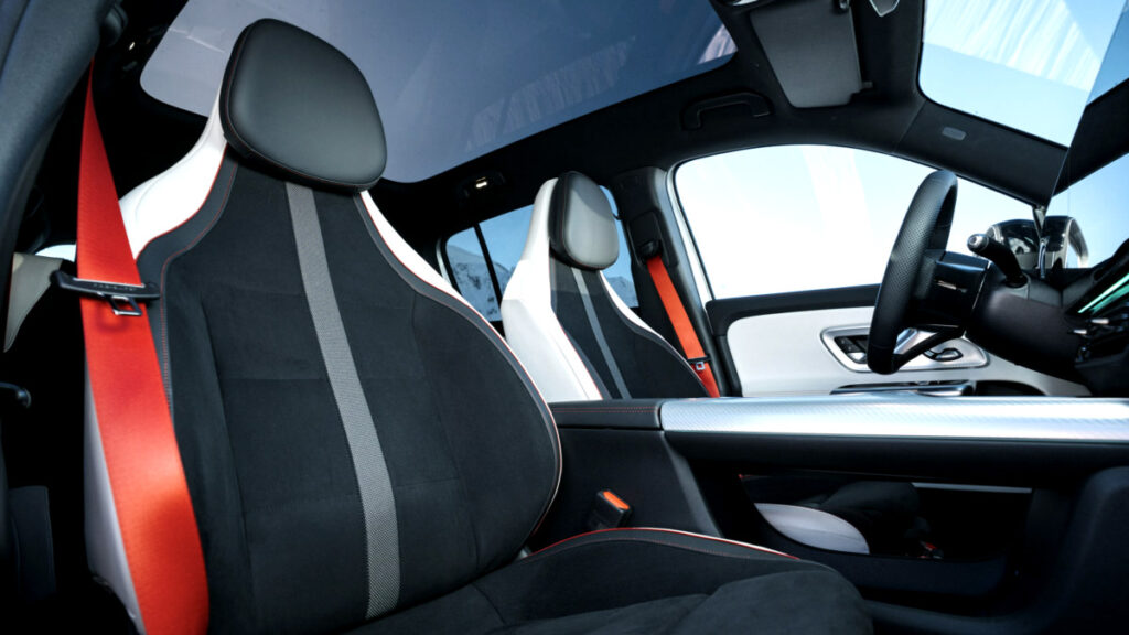 "진짜 작정하고 만들었네", "윗급들 다 죽겠다"...공개된 SUV 옵션 수준에 '깜짝' 1 벤츠 신형 GLB 공개