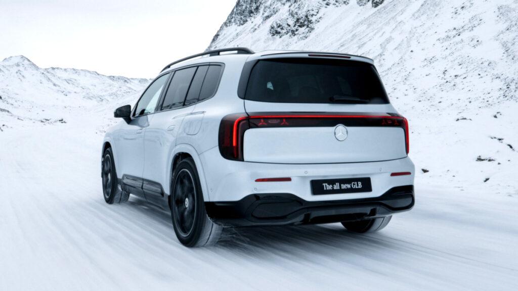 "진짜 작정하고 만들었네", "윗급들 다 죽겠다"...공개된 SUV 옵션 수준에 '깜짝' 3 벤츠 신형 GLB 공개