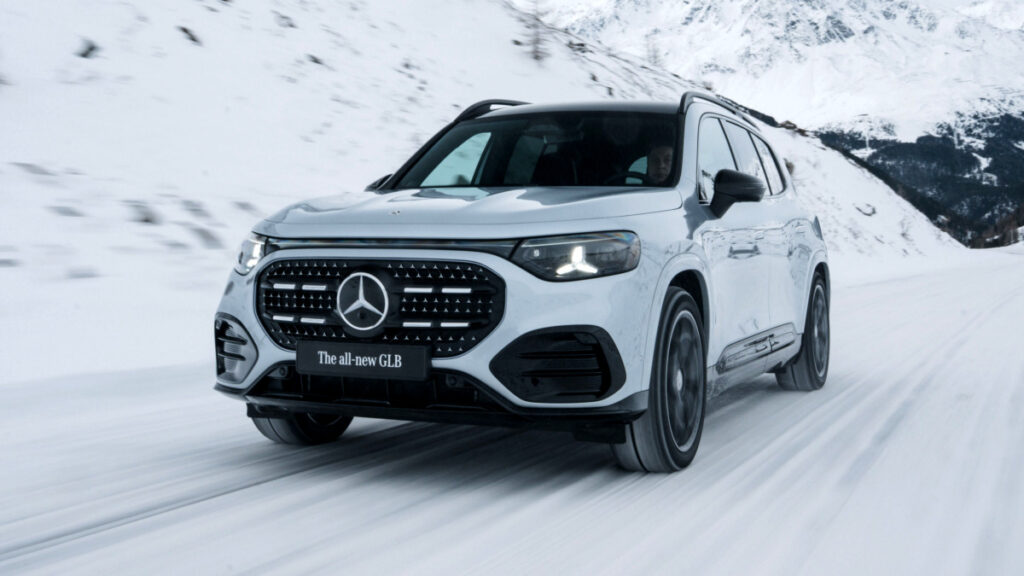 "진짜 작정하고 만들었네", "윗급들 다 죽겠다"...공개된 SUV 옵션 수준에 '깜짝' 2 벤츠 신형 GLB 공개