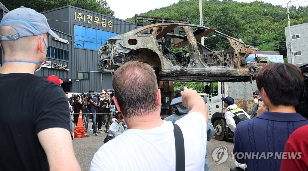 "안전하다더니 홀랑 다 탔는데"…뒷 브레이크까지 없앤다는 벤츠 '이럴 수가' 2 벤츠 전기차 제동