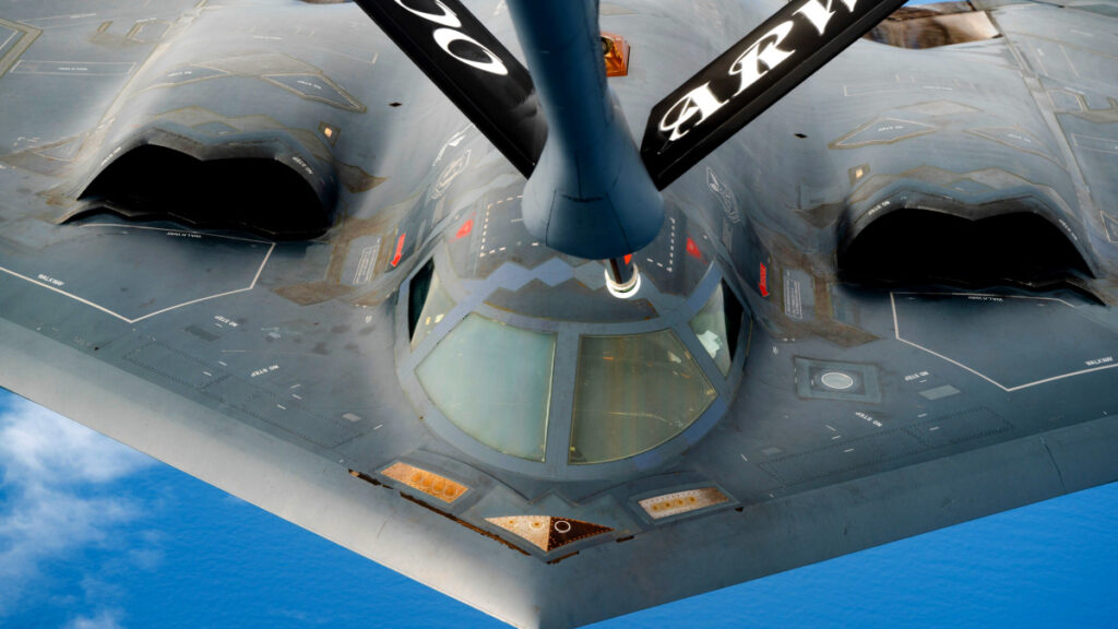 "한국은 언제 이런 거 써보나" …역사상 가장 비싼 폭격기인데, 트럼프 '폭탄 발언' 터지자 '화들짝' 2 B-2 폭격기