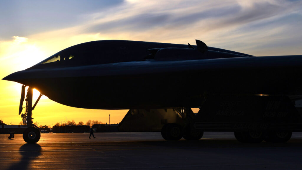 "한국은 언제 이런 거 써보나" …역사상 가장 비싼 폭격기인데, 트럼프 '폭탄 발언' 터지자 '화들짝' 3 B-2 폭격기
